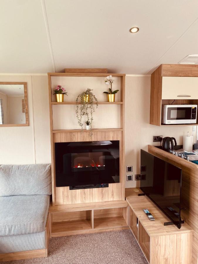 8 Bed Sun Decked Caravan Unlimited High Speed Wifi And Fun At Seawick Holiday Park Clacton-on-Sea Exterior foto