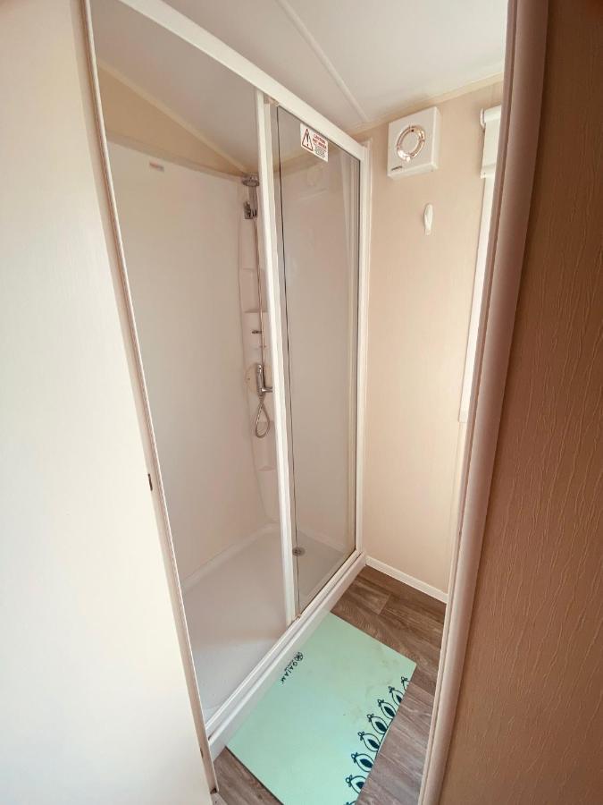 8 Bed Sun Decked Caravan Unlimited High Speed Wifi And Fun At Seawick Holiday Park Clacton-on-Sea Exterior foto