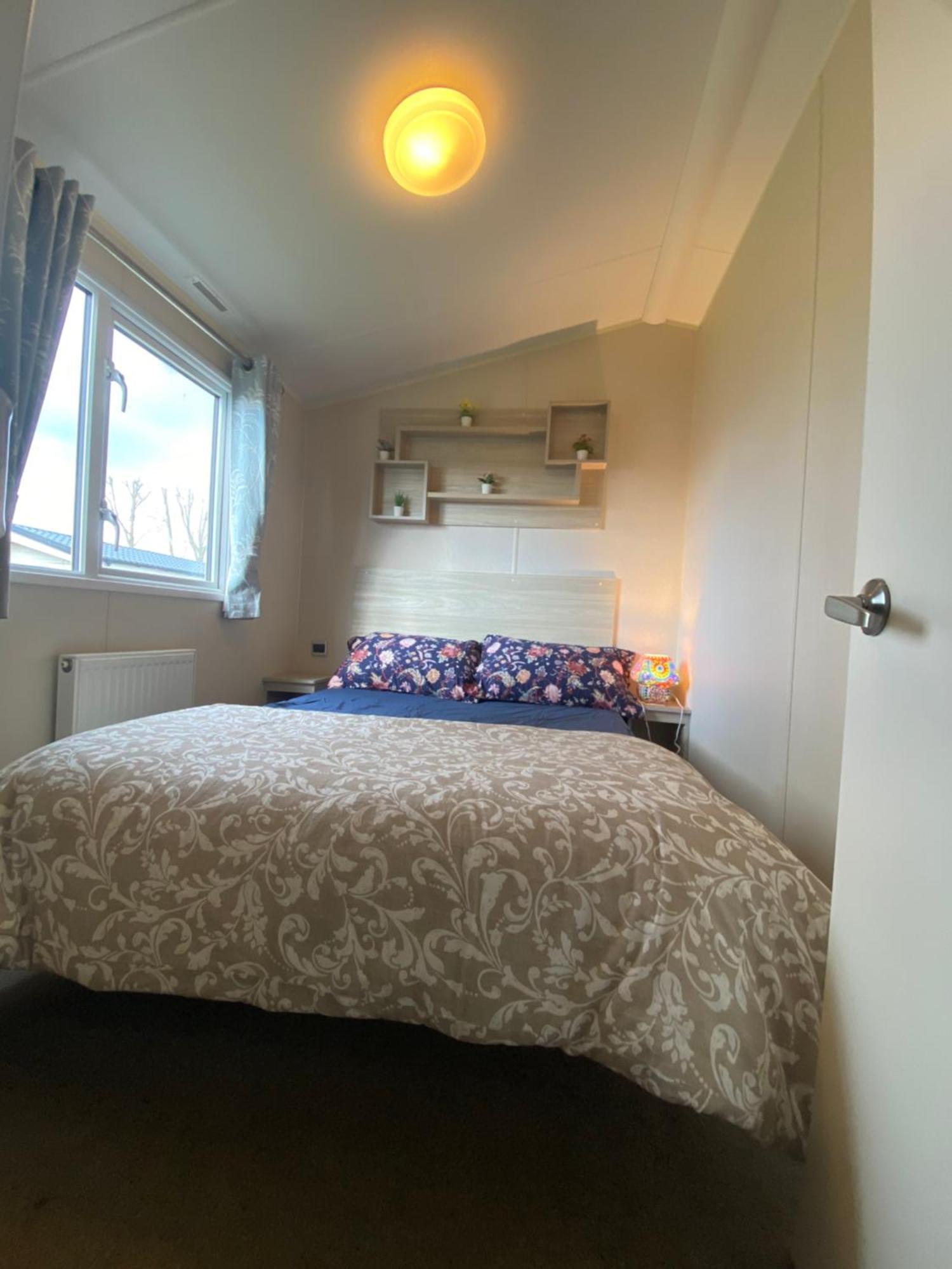 8 Bed Sun Decked Caravan Unlimited High Speed Wifi And Fun At Seawick Holiday Park Clacton-on-Sea Exterior foto